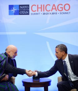 أوباما وقرضاي في قمة الأطلسي في شيكاغو الشهر الماضي (ماندين نغال ــ أ ف ب)  