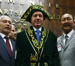 أردوغان بالثوب التقليدي الكازاخي في أنقرة أمس (آدم ألتان ــ أ ف ب) 