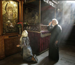 مسنان يصليان داخل الكنيسة