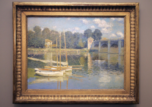 لوحة “جسر أرجنتوي” المشوّهة  في المتحف (أ ف ب)