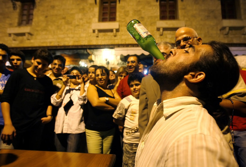 أحد المتبارين في «تحدي شرب البيرة» خلال المهرجان (مروان طحطح)