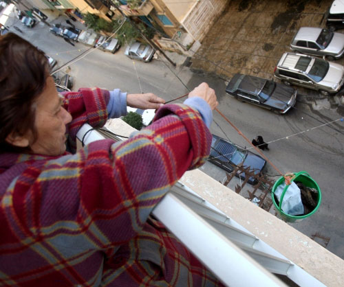 استخدام السلّة ظاهرة حيّة في أحياء بيروت (بلال جاويش)