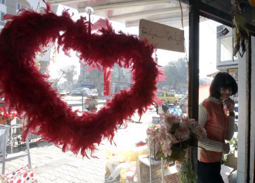 واجهة احد محلات الزهور في بغداد امس (محمود محمود ـ رويترز)