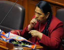 عضو في الكونغرس البيروفي تمضغ الكوكا خلال الجلسة (بيلار اوليفاريس ـ رويترز)