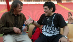 مارادونا مع المخرج أمير كوستوريتسا خلال تصوير الوثائقي «مارادونا»