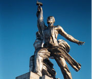 تمثال «العامل والفلاحة» لفيرا موخينا