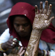 يد امرأة هندوسيّة تملأها الحنّة (شاني أناند ـ أ ب)