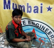 أحد أبطال الفيلم، أمام منزله المؤلف من قطعة بلاستيك، في مومباي أمس (رويترز)