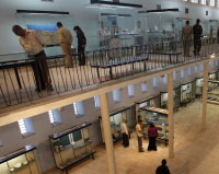 زوّار المتحف  العراقي أمس يكتشفون المعروضات الجديدة (صباح عرار ــ أ ف ب)