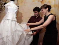 العروسان يعرضان الفستان للصحافة (نيكولاس روبرتس ــ رويترز)