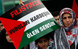 محجبات تركيات خلال تظاهرة دعم للفلسطينيين في اسطنبول (مراد سيزر ــ رويترز)