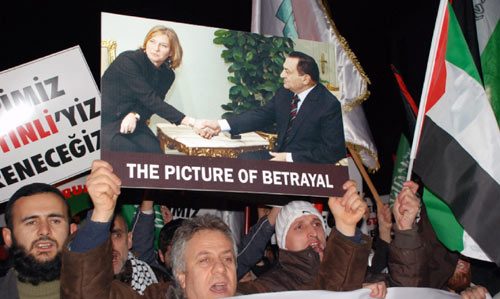 أتراك متضامنون مع الفلسطينيين يرفعون «صورة الخيانة» لمبارك وليفني في إسطنبول (أ ب)
