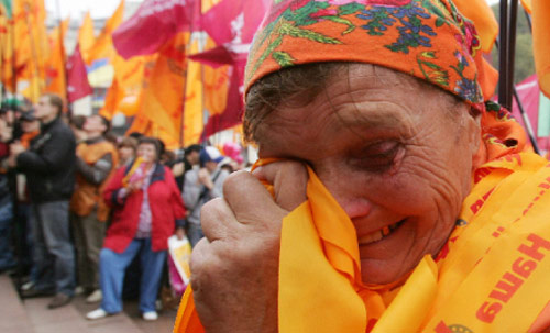 بابا باراسكا (70 عاماً) من رموز «الثورة البرتقالية» (سيرغي سوبينسكي ــ أ ف ب)