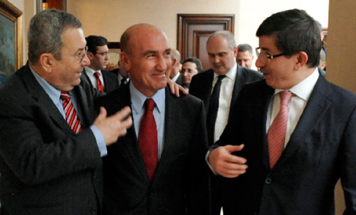 السفير تشليك كول يتوسّط داوود أوغلو وباراك في أنقرة أمس (رويترز)