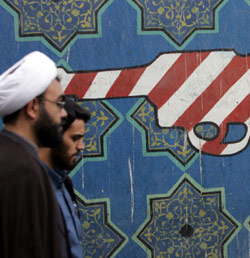 جدارية تمثل خطر أميركا على إيران في أحد شوارع طهران (أرشيف)