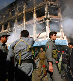 عناصر من الشرطة يعاينون دمار تسببت به هجمات لطالبان في كابول الأسبوع الماضي (عمر سبحاني - رويترز)