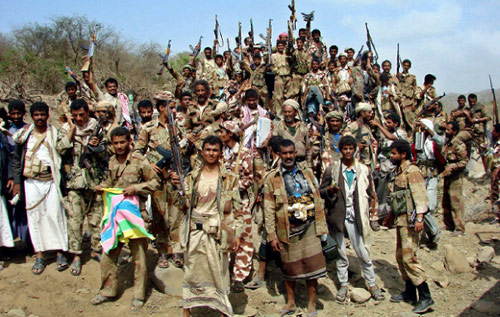 جنود يمنيون وميليشات قبلية يحاربون جنباً إلى جنب في صعدة (أ ف ب)