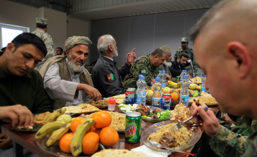 زعماء قبيلة شنواري يتناولون الغداء مع عدد من الضباط الأفغان والأميركيين أمس (ألطاف قادري ــ أ ب)