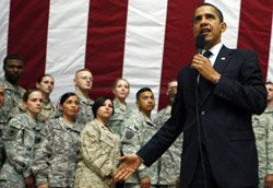 أوباما يخطب بجنوده في معسكر «فيكتوري» في بغداد العام الماضي (شارلز دهاراباك ـــ أ ب)