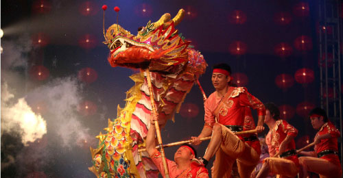 عروض احتفالية بمناسبة رأس السنة القمرية الصينية في شنغهاي أمس (نير الياس ــ رويترز)