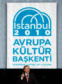 أردوغان خلال الاحتفال في إسطنبول عاصمة الثقافة الأوروبية الشهر الماضي (عثمان أورسال ـــ رويترز)