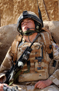 جندي بريطاني يشارك في عملية «مشترك» يأخذ قيلولة في غورباي نوراي أمس (مارك جونز ــ أ ف ب)