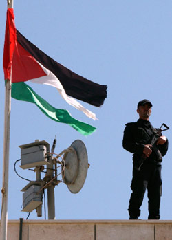 أحد عناصر أمن «حماس» خلال حراسته مهرجاناً في غزة أمس (صهيب سالم ــ رويترز)