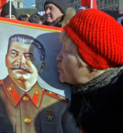 روسيّة تقبل صورة ستالين في موسكو الشهر الماضي (مايكل متزل ــ أ ب)