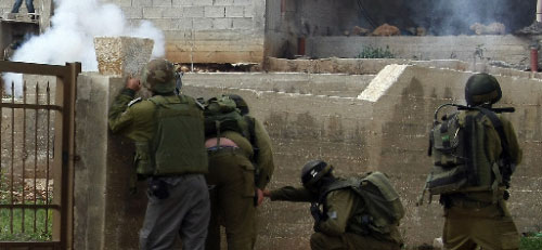 جنود إسرائيليون يطلقون الغاز المسيل للدموع على متظاهرين مناهضين للاستيطان في نابلس (جعفر أشتياه ــ أ ف ب)