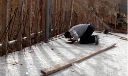 عامل بناء فلسطيني يصلي في مستوطنة «رامات شلومو» في القدس المحتلة (غالي تيبون - أ ف ب)