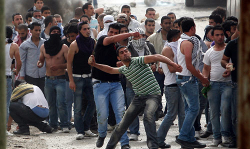 فلسطينيون يتظاهرون في رام الله احتجاجاً على تدشين كنيس «الخراب» أمس (عباس موماني - أ ف ب)