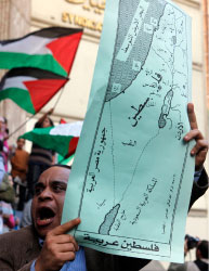 خريطة فلسطين مرفوعة خلال تظاهرة في القاهرة أول من أمس (عمرو نبيل - أ ب)