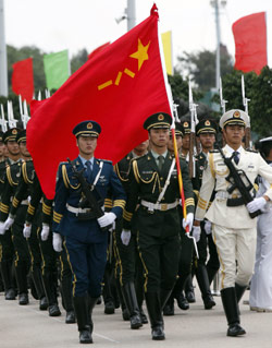 جنود صينيون خلال استعراض عسكري الشهر الماضي (كين تشونغ ــ أ ب)