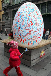 طفل روسي يمر من أمام بيضة عيد الفصح في سان بطرسبرغ (الكسندر دميانشوك - رويترز)
