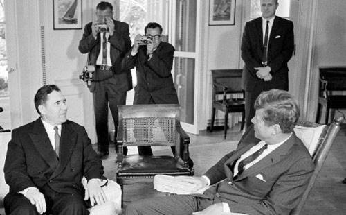 كينيدي اثناء استقباله وزير الخارجية السوفياتي اندريه غروميكو في العام 1962 (هارفي جورجس - أ ب)