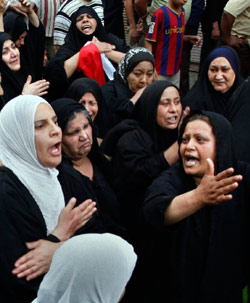 عراقيات يشيّعن أفراد عائلاتهنّ في وسط بغداد (هادي مزبان ـــ أ ب)