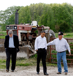 أوباما خلال جولة مع وزير الزراعة توم فيلساك في بالميرا (بابلو مارتينيز مونسيفايز ـ أ ب)