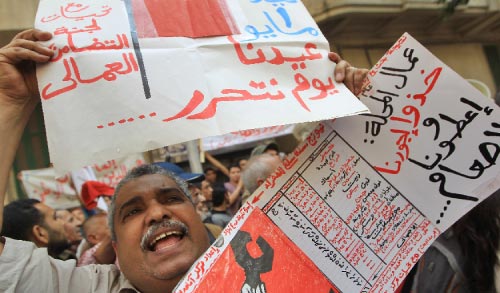 من التظاهرة أمام مجلس الشعب في القاهرة أمس (خالد دسوقي ــ  أ ف ب)