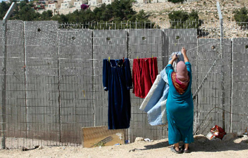نشر الغسيل على الجدار الإسرائيلي في الضفة الغربية (عمّار عوض ــ رويترز)