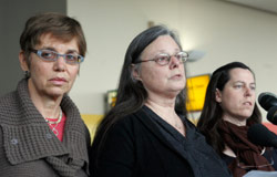 والدات المحتجزين الأميركيين في إيران يدلين ببيان حول رحلتهم إلى طهران في مطار نيويورك أول من أمس (جيسون ديكرو ــ أ ب) 