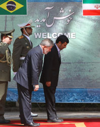 الرئيسان الايراني والبرازيلي نجاد ولولا في طهران الأسبوع الماضي (عطا كناري ــ أ ف ب)