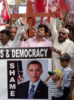 ناشطون باكستانيون يتظاهرون في كراتشي أمس (فريد خان ــ أب)