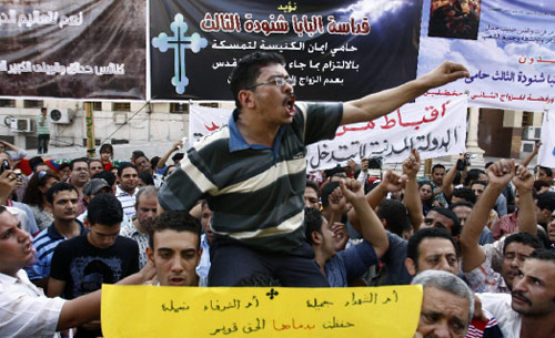 أقباط يتظاهرون تنديداً بقرار المحكمة الإدارية العليا في القاهرة (أ ف ب)