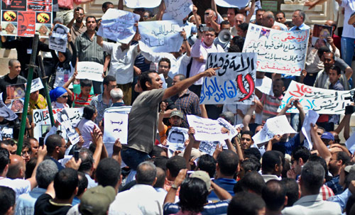 متظاهرون يرددون شعارات مناهضة للشرطة احتجاجاً على مقتل سعيد في الإسكندرية أمس (طارق فوزري - أ ب)