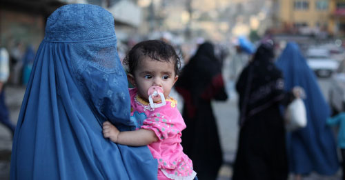 أفغانية تحمل طفلها في كابول قبل أيام (إيد جونز ـ أ ف ب)