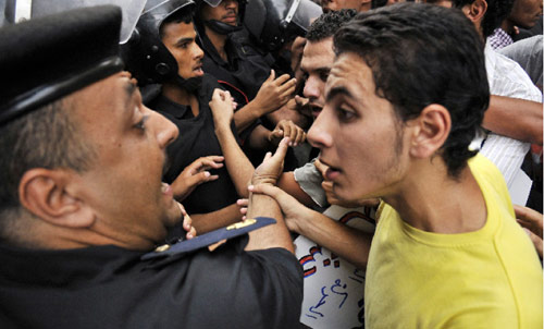مواجهات بين متظاهرين والشرطة خلال الاحتجاجات على قتل خالد سعيد (محمد عبد الغني ــ رويترز)