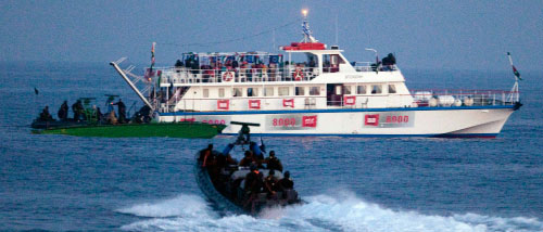 قوات إسرائيلية تقترب من إحدى سفن «أسطول الحرية» في أيار الماضي (ييورييل سيناي ـ رويترز)