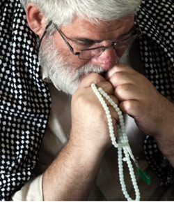 ايراني خلال صلاة الجمعة في طهران أمس (راهب هومافندي - رويترز)