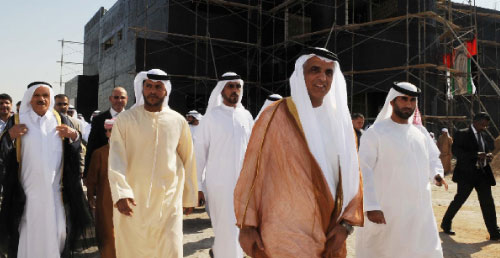 ولي العهد الحالي سعود متفقداً أحد المشاريع في امارة رأس الخيمة