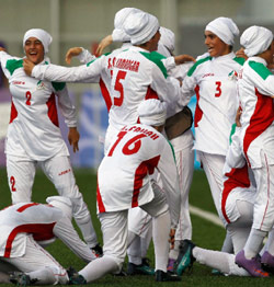 ايرانيات في دورة الألعاب في سينغافورة بعد فوزهن على الفريق التركي أمس (فيفيك براكاش - رويترز)